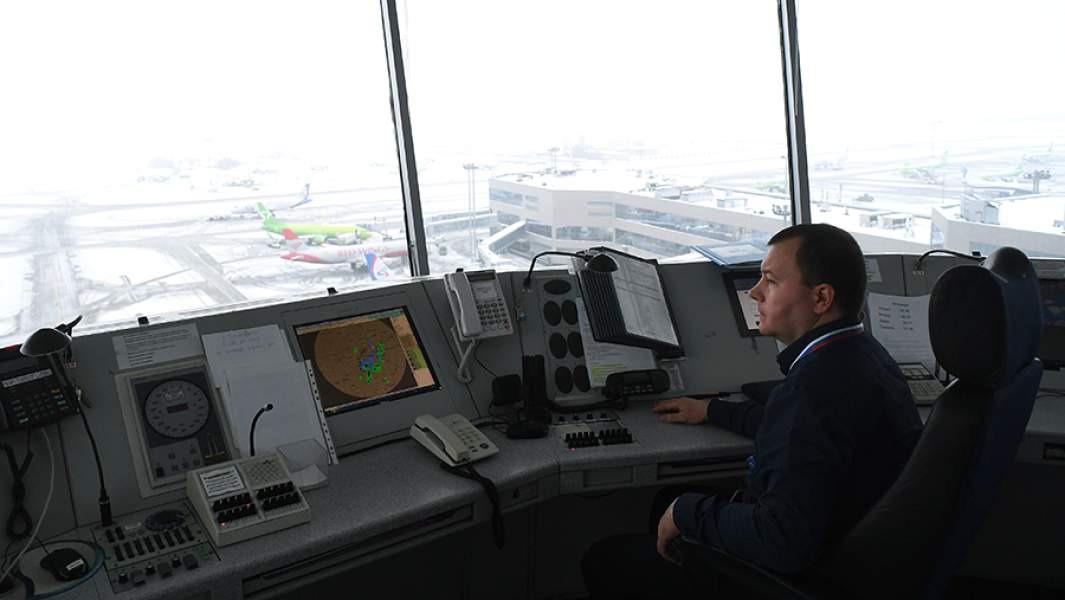 Авиадиспетчер за работой в командно-диспетчерском пункте (КДП) в аэропорту Домодедово