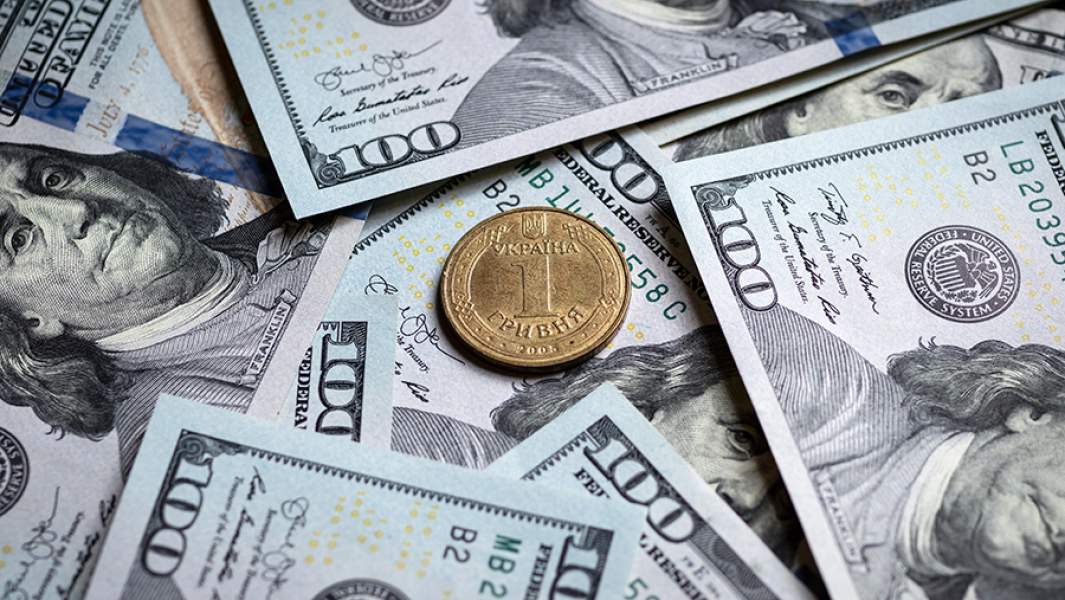 Украинская гривна и купюры американских долларов