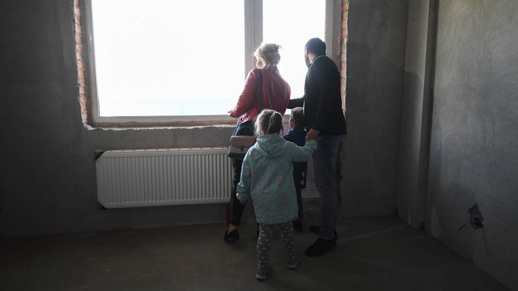 Семья осматривает квартиру нового дома