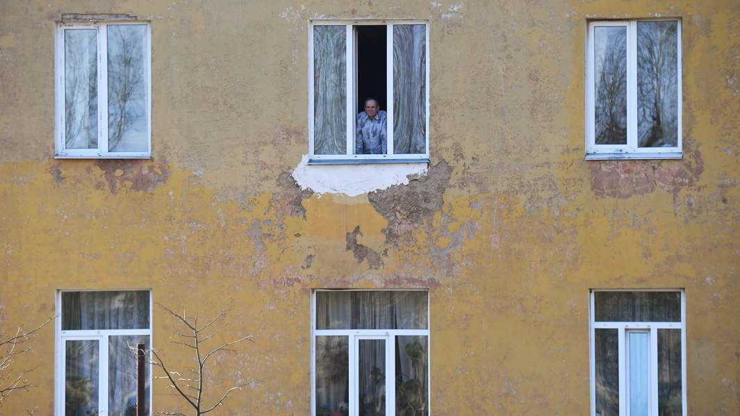 Постоялец в окне здания дома-интерната