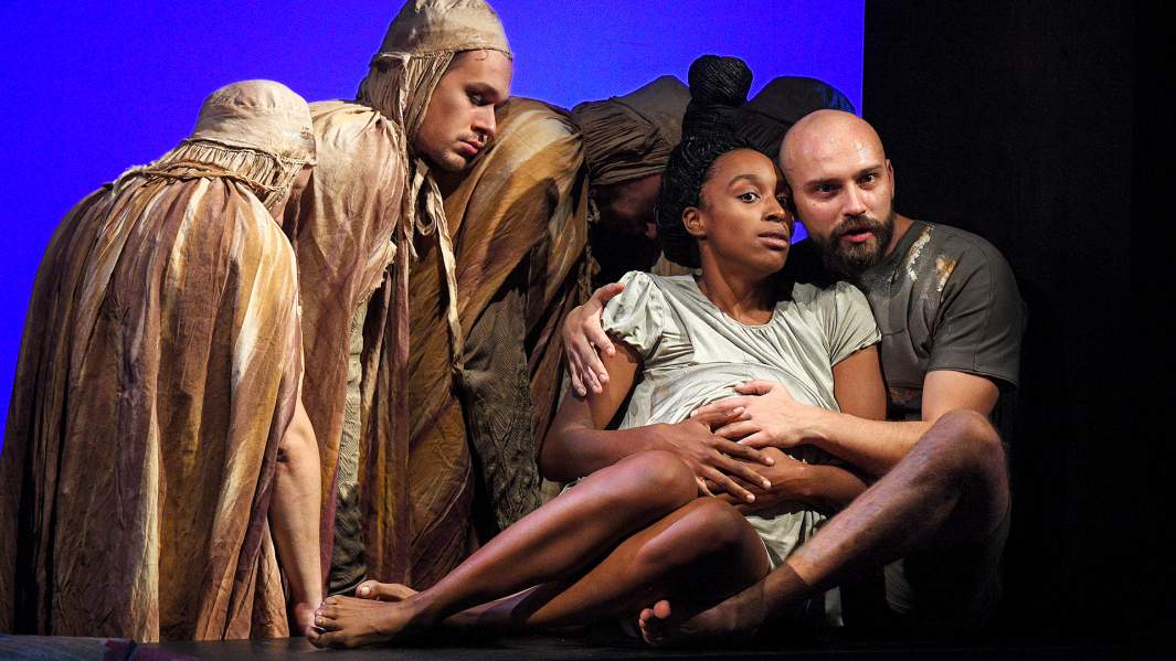 Актеры Стефани Елизавета Бурмакова (Будур) и Анатолий Анциферов (Ала-ад-Дин) в сцене из спектакля «Тысяча и одна ночь» в постановке Полины Агуреевой в театре «Мастерская Петра Фоменко» в Москве