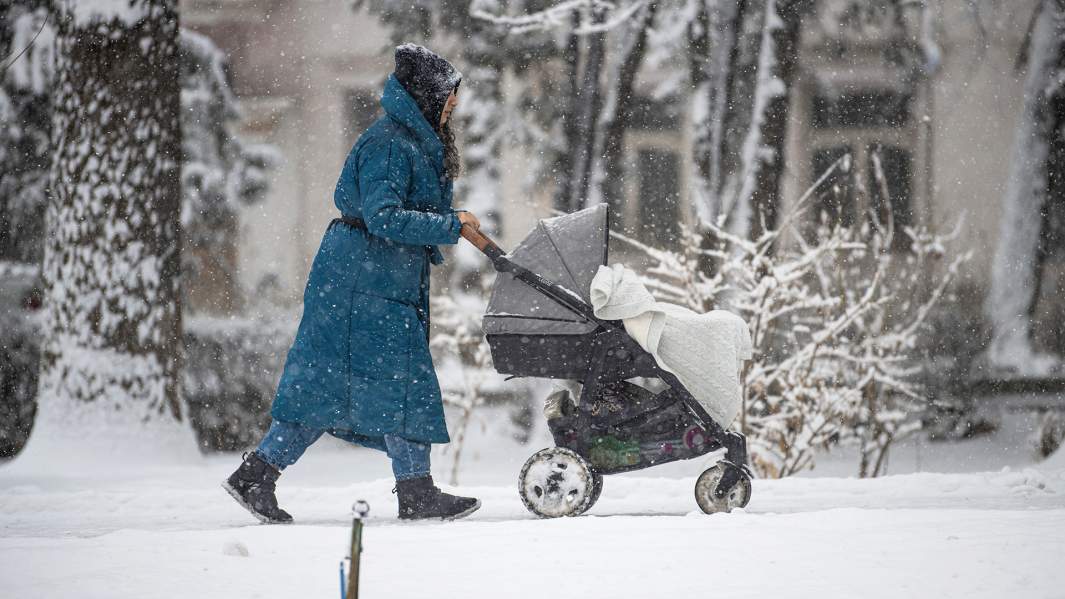 Мама с ребенком на прогулке