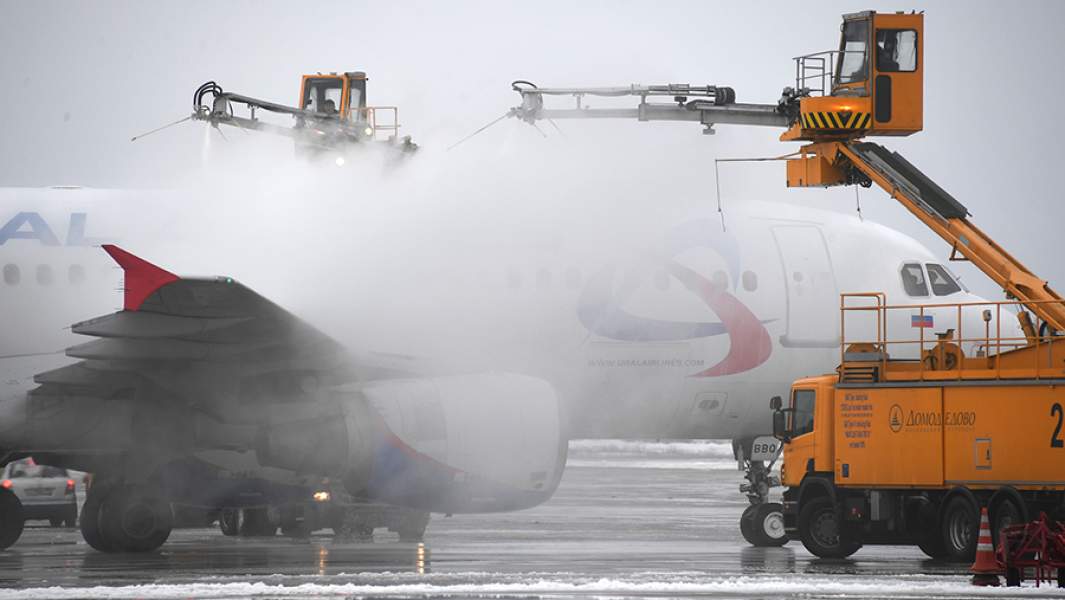 Противообледенительная обработка самолета перед полетом в международном аэропорту Домодедово