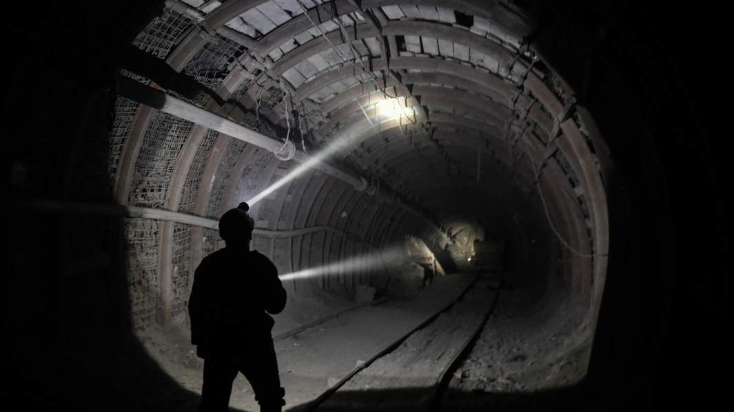 Шахтер в забое шахты