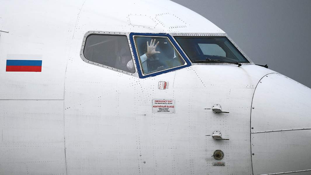 Пилот в кабине самолета