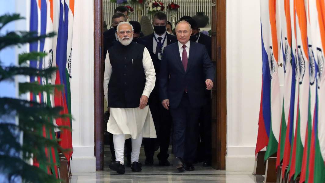 Президент РФ Владимир Путин и премьер-министр Республики Индии Нарендра Моди (слева) во время встречи в Хайдарабадском дворце в Нью-Дели