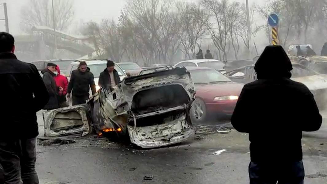 Сожженная машина на улице в Алма-Ате