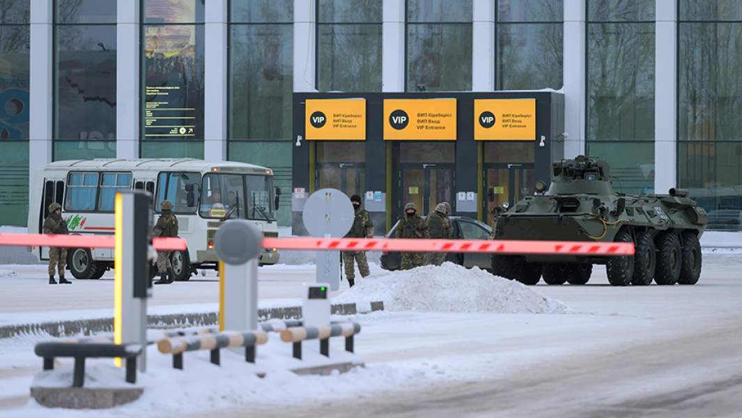 Военнослужащие дежурят у Международного аэропорта Нурсултан Назарбаев в Нур-Султане