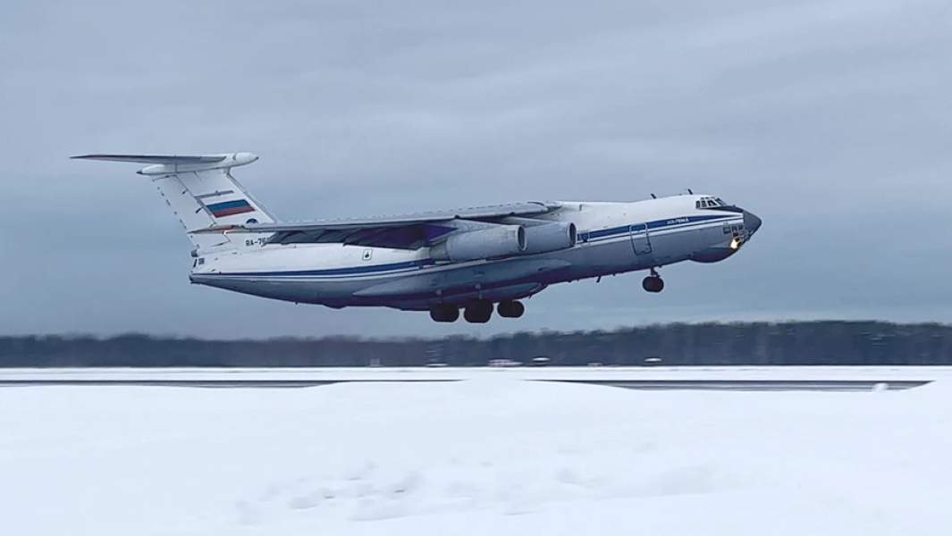 Самолет Ил-76 с российскими военнослужащими – частью Коллективных миротворческих сил ОДКБ – на борту вылетает с аэродрома «Чкаловский» в Казахстан