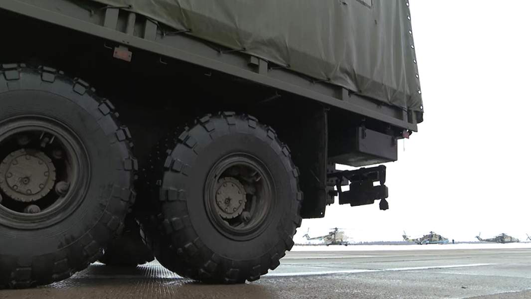 Военная техника грузится в самолет Ил-76МД с военнослужащими Белоруссии – частью Коллективных миротворческих сил ОДКБ – на борту вылетает с аэродрома «Мачулищи»