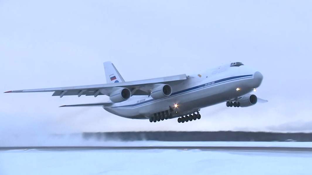 Самолет Ан-124 Министерства обороны РФ с военнослужащими из состава миротворческих сил ОДКБ взлетает с аэродрома Чкаловский в Московской области