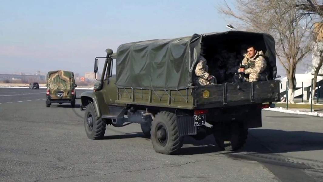 Военнослужащие Армении — часть Коллективных миротворческих сил ОДКБ — перед отправкой в Казахстан