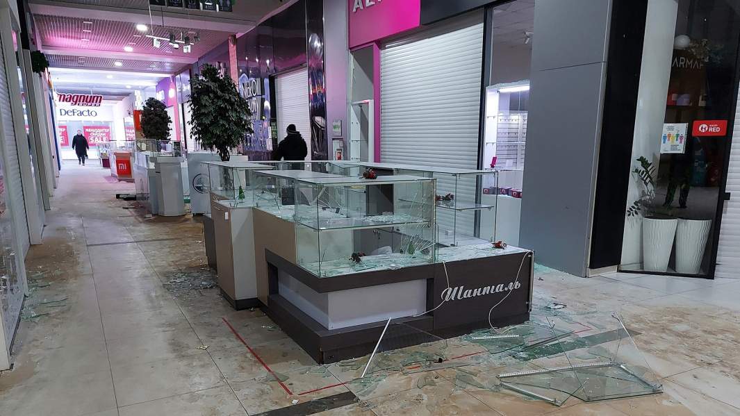 Витрины, разграбленные мародерами в ходе беспорядков, в торговом центре Март в Алма-Ате