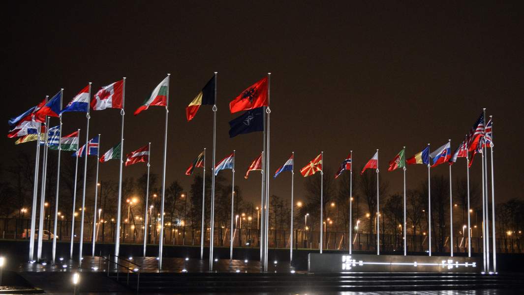 Флаги НАТО и государств-участников перед штаб-квартирой Организации Североатлантического договора (НАТО) в Брюсселе