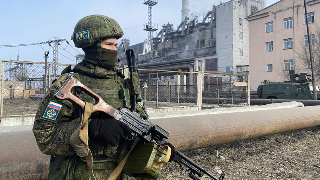Военнослужащий из состава российского контингента миротворческих сил ОДКБ (Организация Договора о коллективной безопасности), охраняющий территорию ТЭЦ-3 в Алма-Ате
