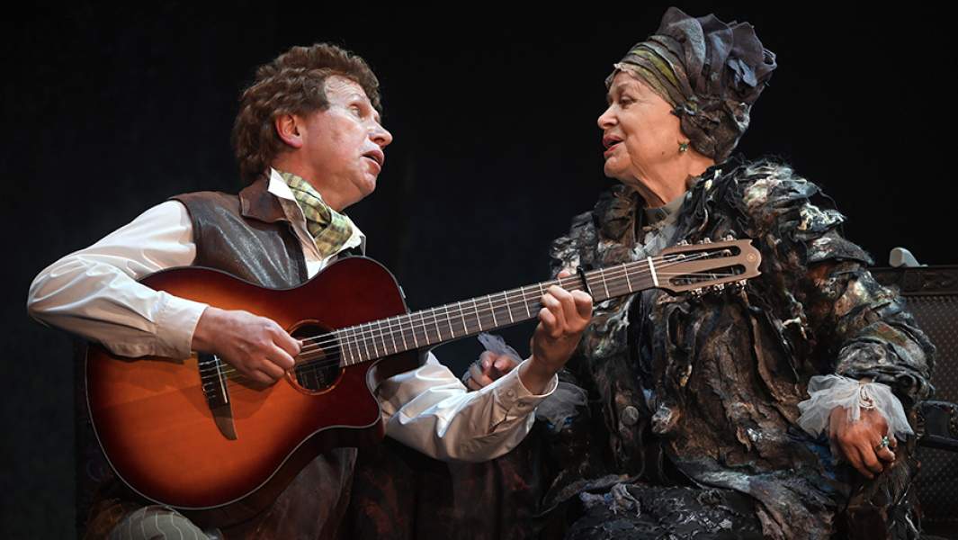 Актеры Валентина Талызина в роли Меропии Давыдовны Мурзавецкой и Андрей Анкундинов в роли Аполлона Викторовича Мурзавецкого в сцене из спектакля «Волки и овцы» в постановке режиссера Игоря Яцко в Театре имени Моссовета