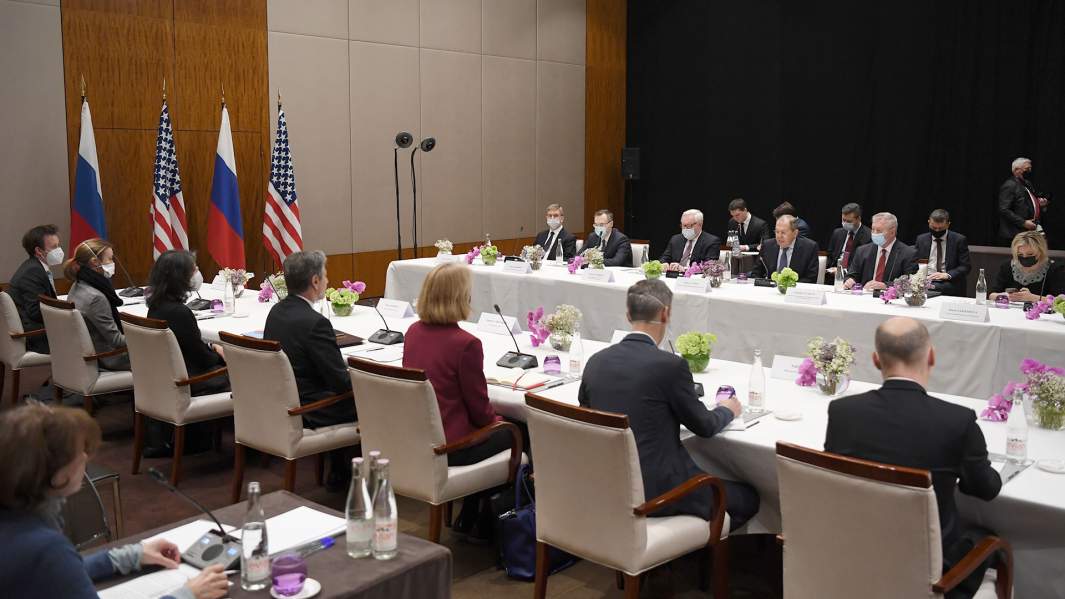 Министр иностранных дел РФ Сергей Лавров и государственный секретарь США Энтони Блинкен проводят переговоры в Женеве