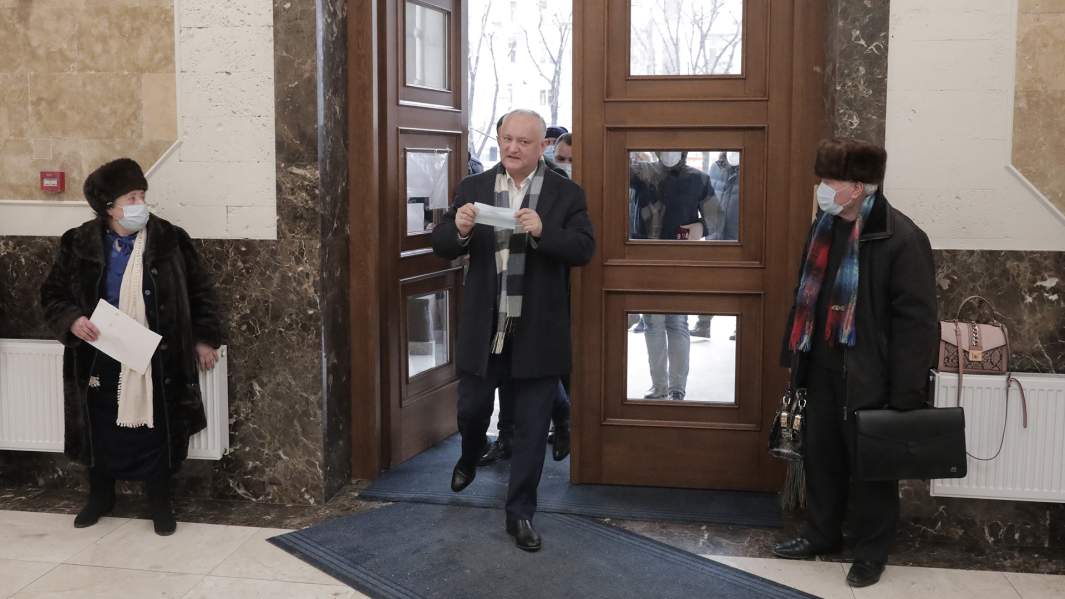 Бывший президент Молдавии Игорь Додон (в центре) прибыл в Генеральную прокуратуру, чтобы дать показания по делу о хищении средств при закупке в 2008 году электроэнергии госкомпанией «Энергоком»