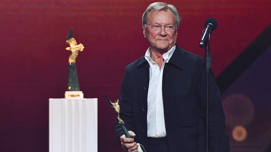 Сергей Шакуров с премией «Золотой Орел» на церемонии вручения 