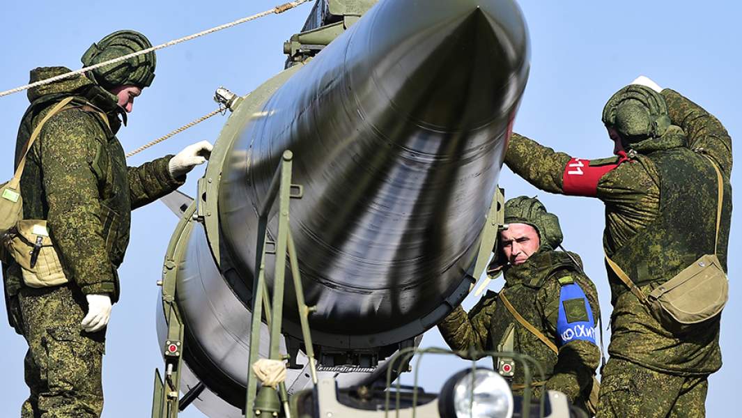 Военнослужащие во время развертывания и загрузки ракет оперативно-тактических ракетных комплексов «Искандер-М»