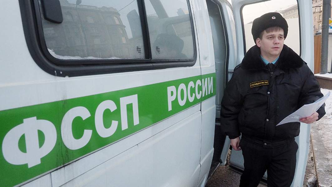 Судебный пристав во время рейда