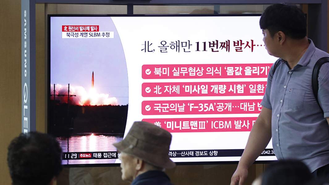 Телетрансляция новостей об очередном запуске Северной Кореей ракет на железнодорожном вокзале в Сеуле