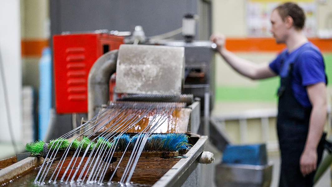 Переработка пластиковых крышек на заводе вторичных полимеров