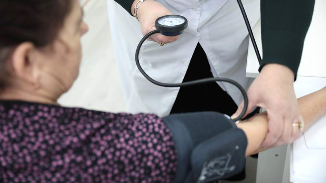 змерение давления пациентке на приеме у врача в фельдшерско-акушерском пункте
