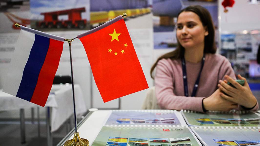Флаги России и Китая