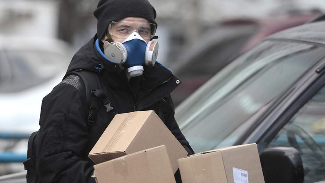 Молодой человек в респираторе