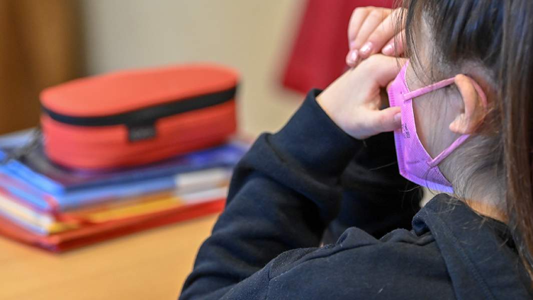 ребенок в маске