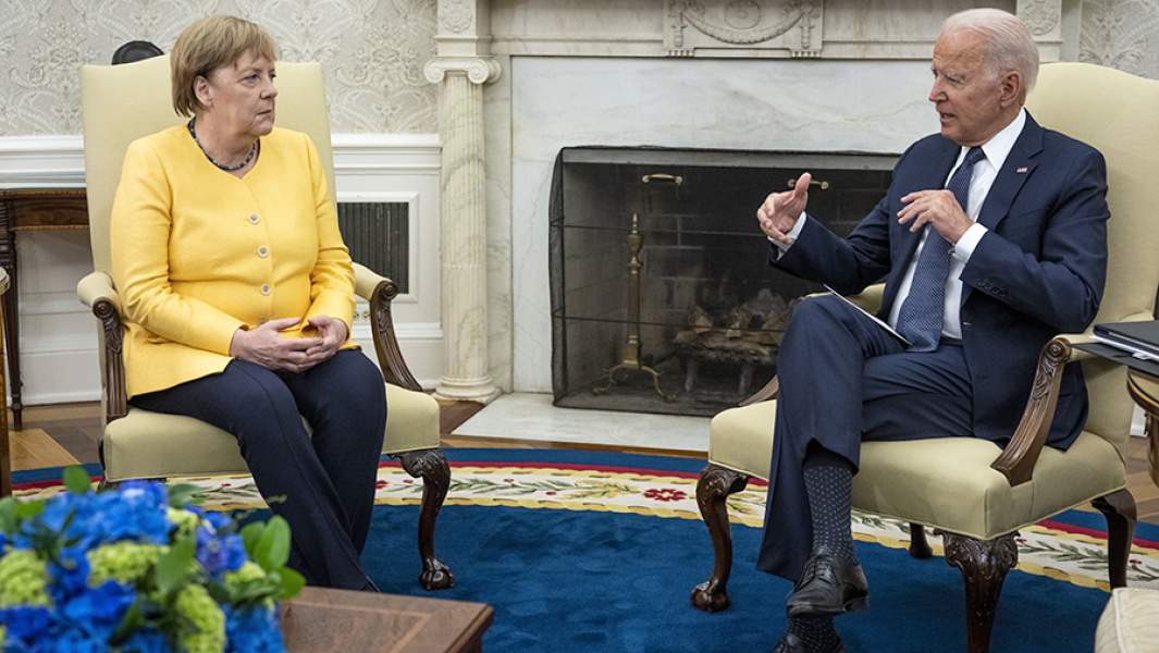 Президент США Джо Байден и канцлер (на тот момент) Германии Ангела Меркель во время встречи в Овальном кабинете Белого дома в Вашингтоне. 15 июля 2021 года