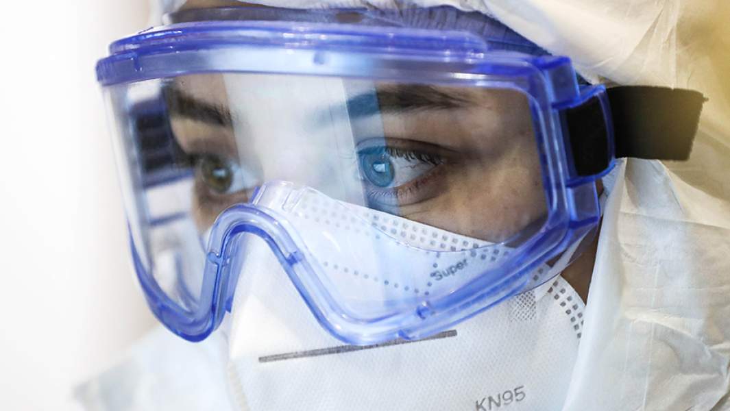 Медицинский сотрудник в красной зоне больницы