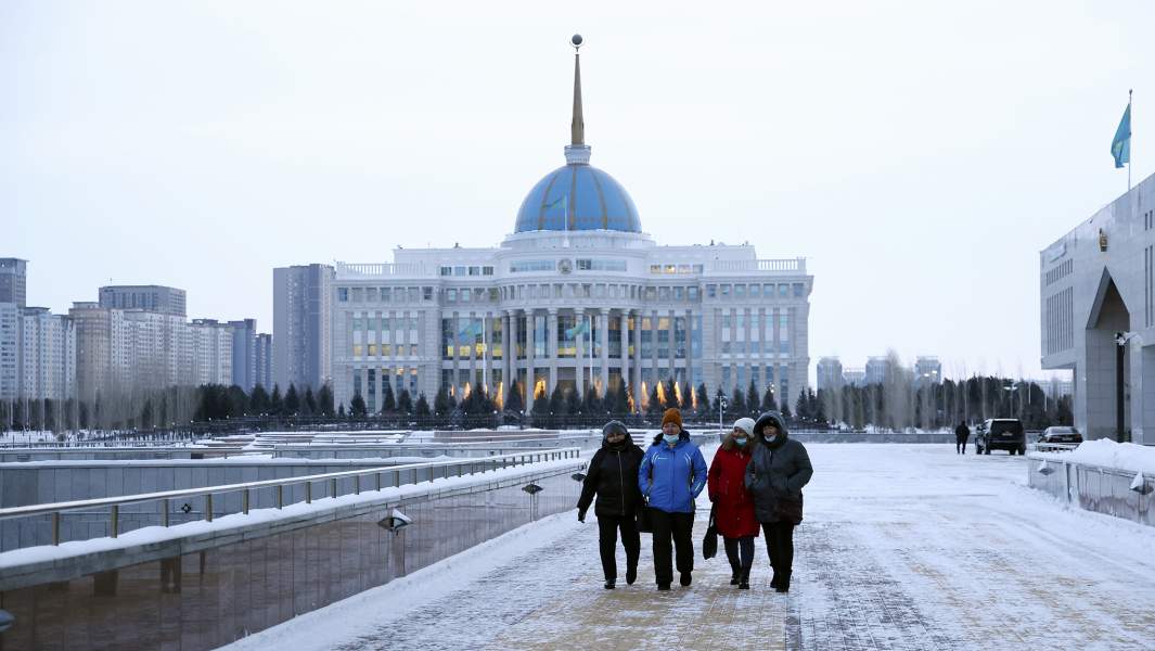 Прохожие возле президентской резиденции «Ак-Орда», Нур-Султан, Казахстан
