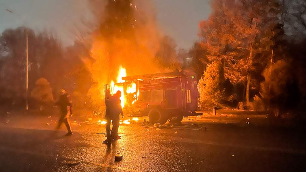 Горящий автомобиль возле здания мэрии (акимат) Алма-Аты
