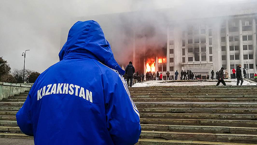 Протестующие возле горящего здания мэрии в Алма-Ате