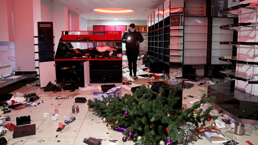 Разграбленный в ходе беспорядков магазин, Алма-Ата, Казахстан