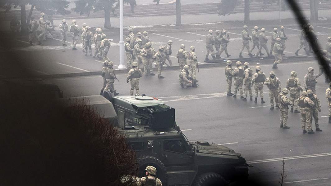 Военнослужащие во время контртеррористической операции против участников массовых акций беспорядков в Алма-Ате