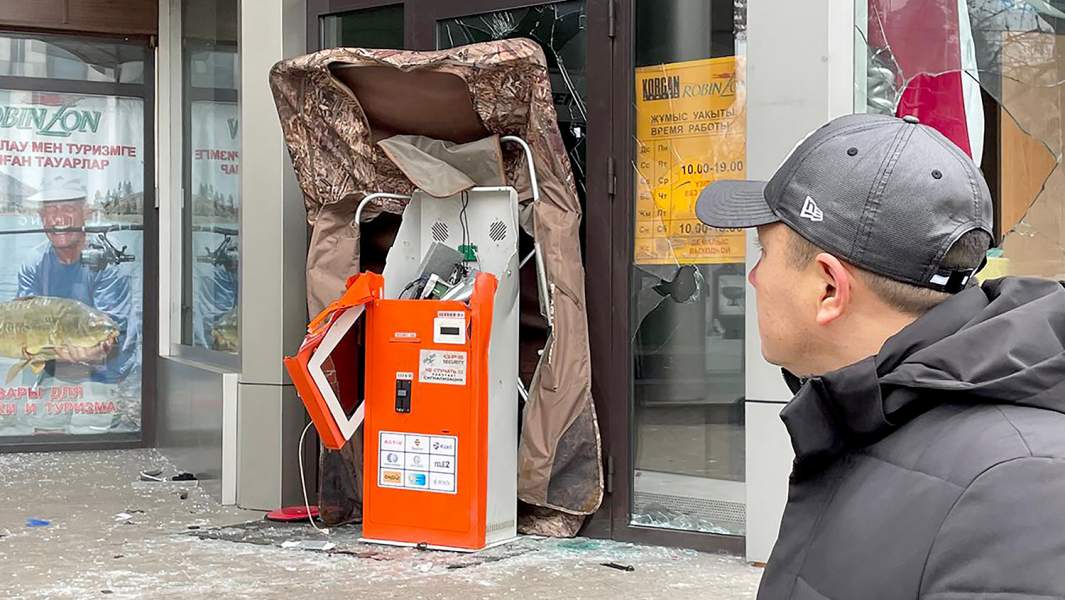 Разбитые во время беспорядков витрины магазина, Алма-Ата