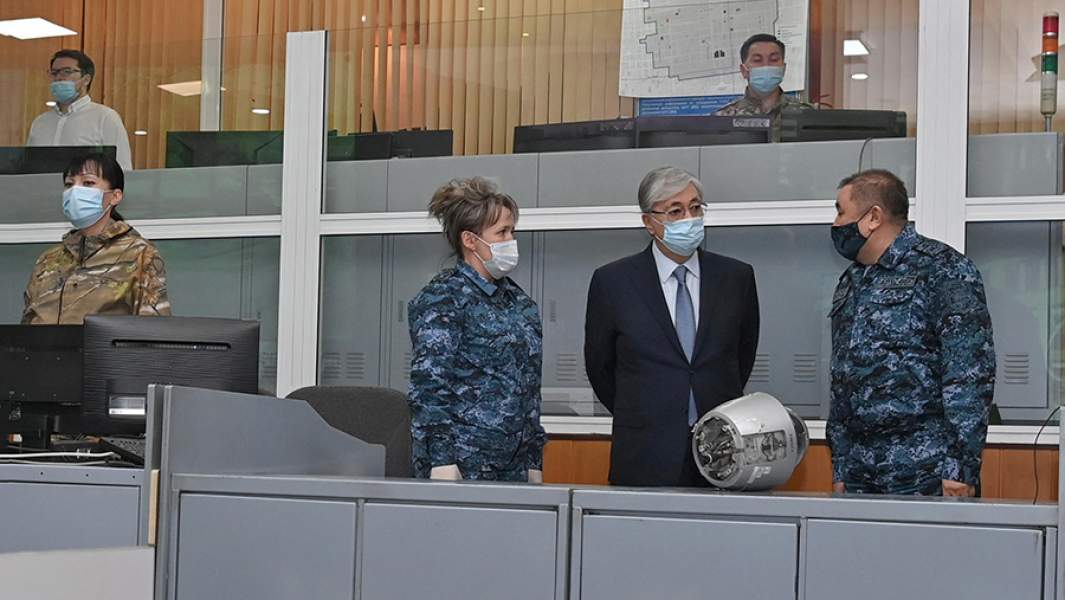 Президент Казахстана Касым-Жомарт Токаев  во время посещения Центра оперативного управления департамента полиции