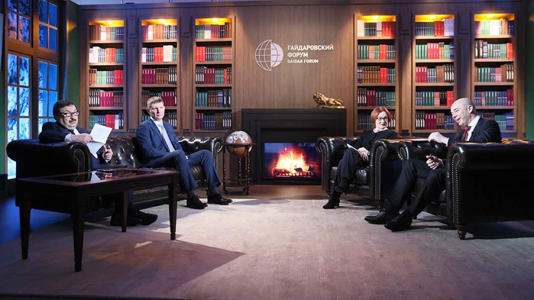 Ректор РАНХиГС Владимир Мау, министр экономического развития РФ Максим Решетников, председатель Центрального банка РФ Эльвира Набиуллина и министр финансов РФ Антон Силуанов (слева направо) на сессии «Россия и мир: макроэкономические приоритеты» в рамках Гайдаровского форума-2022 «Россия и мир: приоритеты» в РАНХиГС