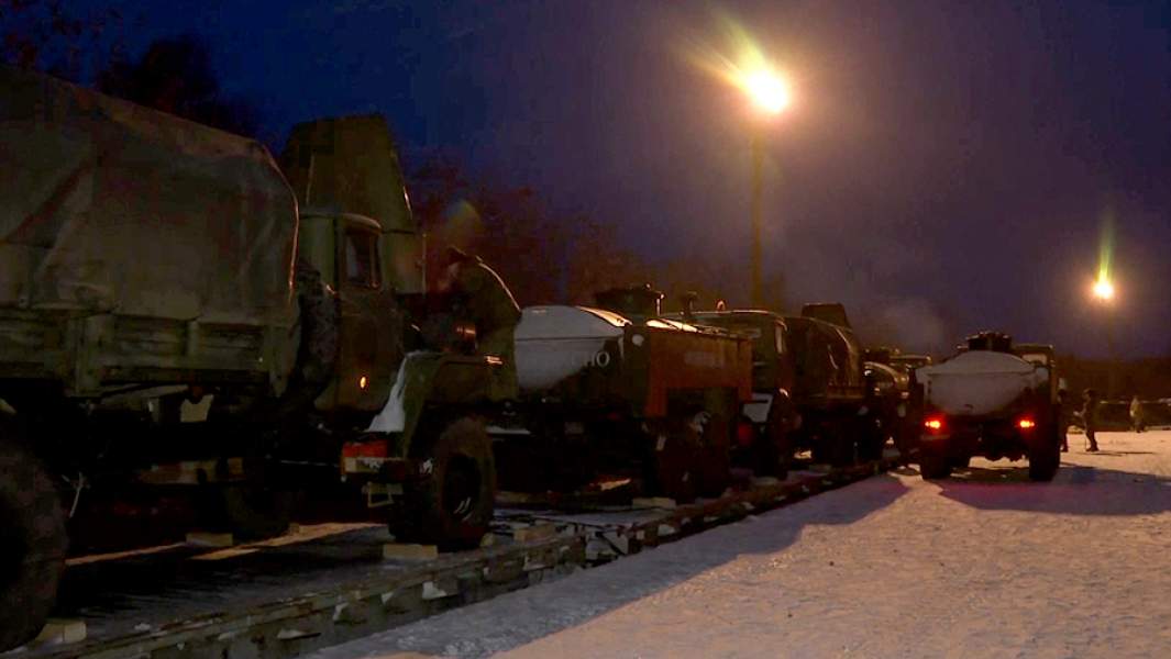 Эшелоны с вооружением и военной техникой артиллерийских подразделений Восточного военного округа и подразделений морской пехоты Тихоокеанского флота на станции разгрузки,Белоруссия