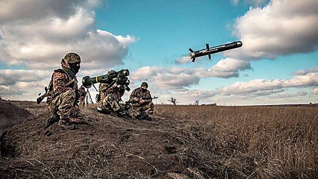 Военнослужащие Украины отрабатывают стрельбу из переносного противотанкового ракетного комплекса «Джавелин» во время военных учений в Донецкой области