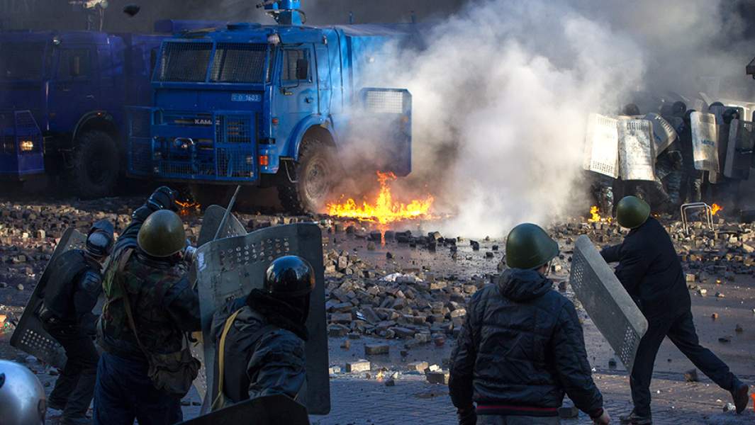 Во время столкновения сторонников оппозиции с военнослужащими внутренних войск МВД Украины на площади Независимости в Киеве. 18 февраля 2014 года