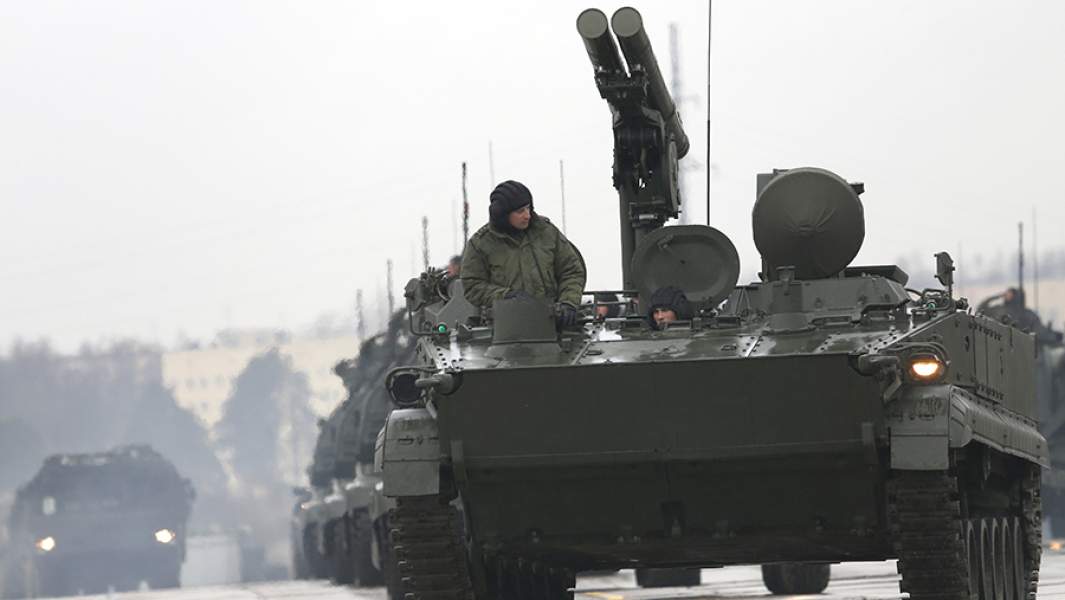 Самоходные противотанковые ракетные комплексы «Хризантема-С» во время совместной тренировки Парада 9 мая с участием военной авиации, пеших парадных расчетов и механизированной колонны в Алабино