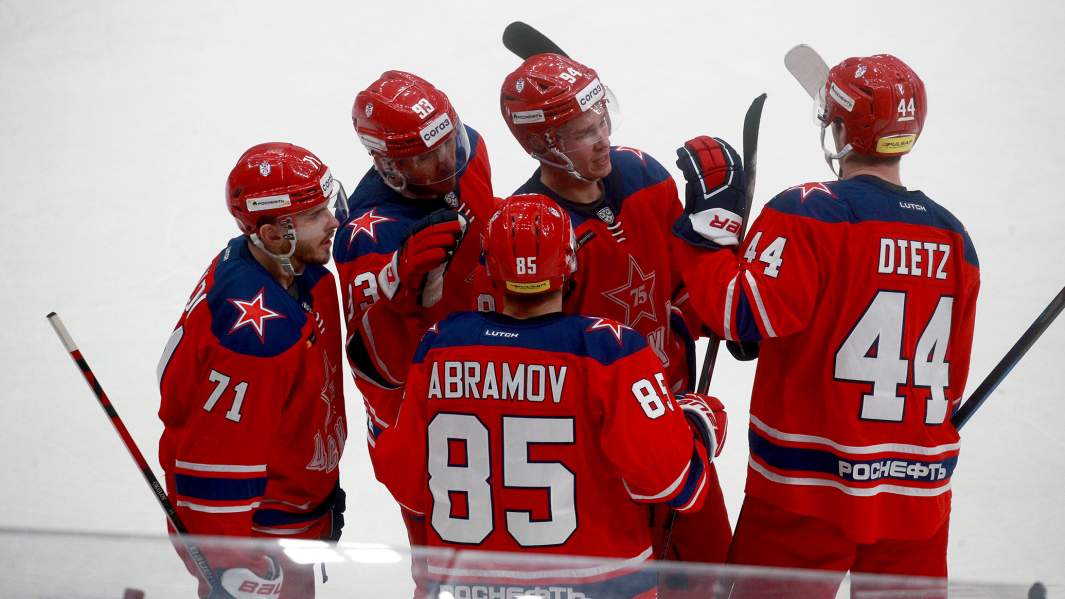 Игроки ЦСКА на матче регулярного чемпионата Континентальной хоккейной лиги между командами ПХК ЦСКА (Москва) и ХК «Авангард» (Омск)