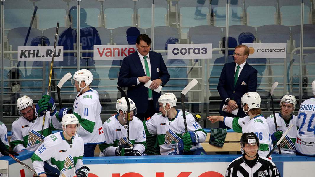 Главный тренер ХК «Салават Юлаев» Николай Цулыгин (в центре)
