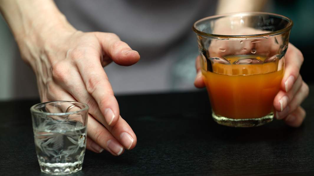 Женщина со стаканом сока