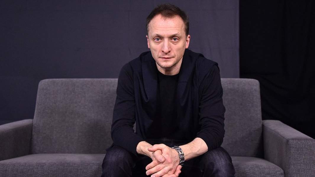 Актер Владимир Мишуков во время интервью «Известиям»