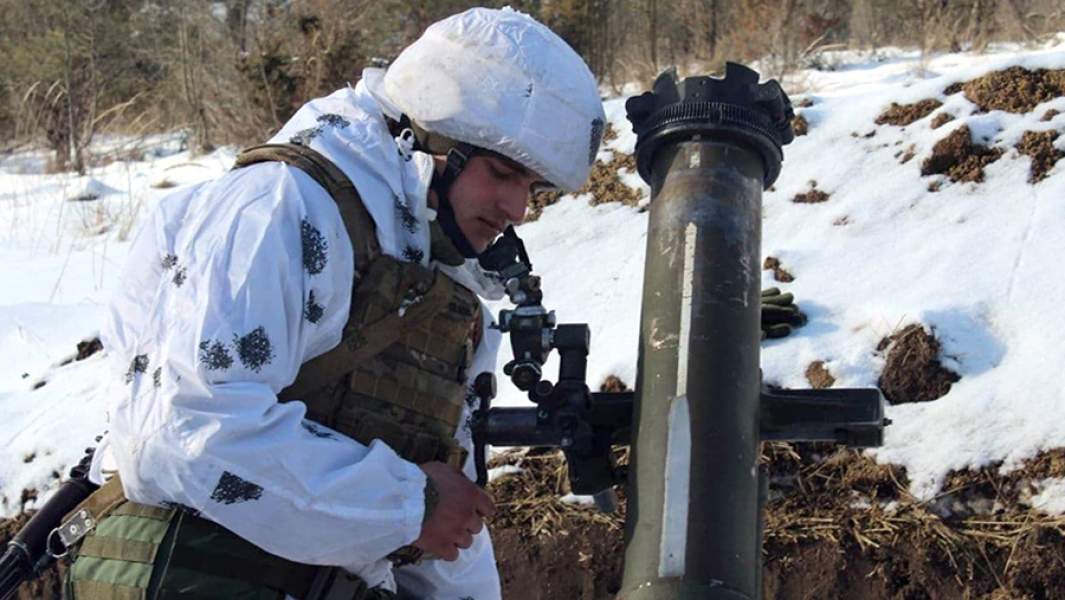 Военнослужащий ВСУ ведет огонь из миномета